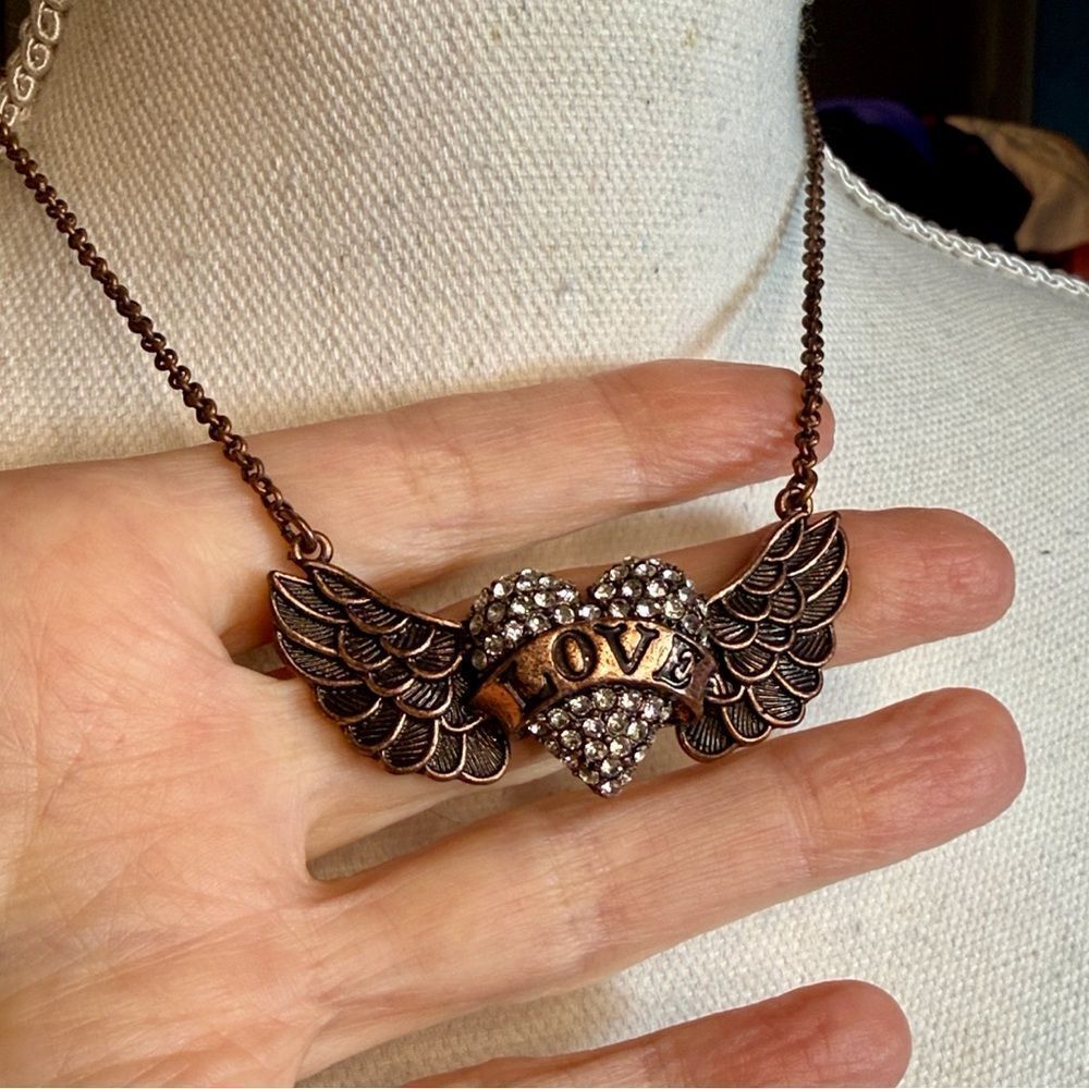 BETSEY JOHNSON WINGED HEART NECKLACE “LOVE” SPELLOUT COPPER CRYSTAL PAVE 18” EUC